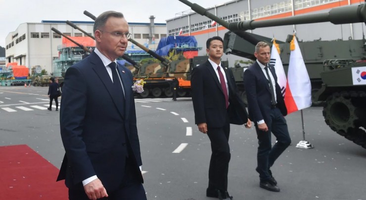 Tổng thống Ba Lan Andrzej Duda (trái) trong chuyến thăm cơ sở sản xuất của Hanwha Aerospace tại Changwon, Hàn Quốc, ngày 25/10/2024. Ảnh: PolskieRadio