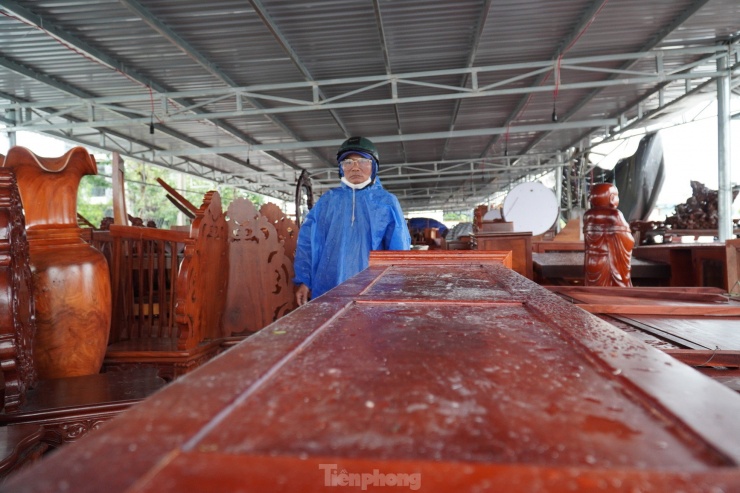 Bên trong còn hàng trăm sản phẩm đồ gỗ, cũng may hai bảo vệ kịp chạy thoát thân nên không có thiệt hại về người.