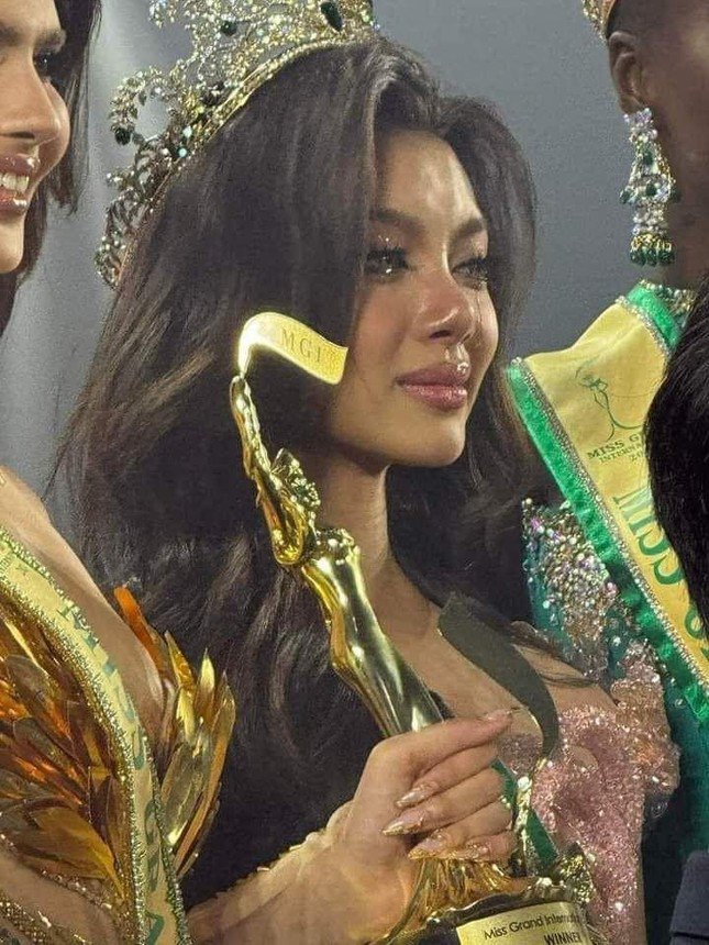 Có thể nói ồn ào xoay quanh&nbsp;thái độ của đại diện Myanmar sau khi nhận giải Á hậu 2 Miss Grand International 2024 còn đang được dân mạng bàn tán nhiều hơn cả tân Hoa hậu. Khoảnh khắc Thae Su Nyein tỏ rõ vẻ bàng hoàng, không vui khi thấy mình chỉ là Á hậu 2 đến khi cô khóc nức nở trên sân khấu, rồi một người trong tổ chức Miss Grand Myanmar đến&nbsp;gỡ vương miện và sash Á hậu 2 rồi kéo cô đi đã khiến cư dân mạng tranh cãi nảy lửa