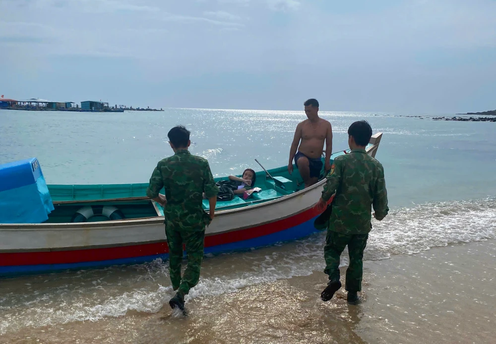 Phép Màu Biển Phú Quý: Nữ Du Khách Trôi Dạt 12 Giờ Được Cứu Sống Nhờ Áo Phao