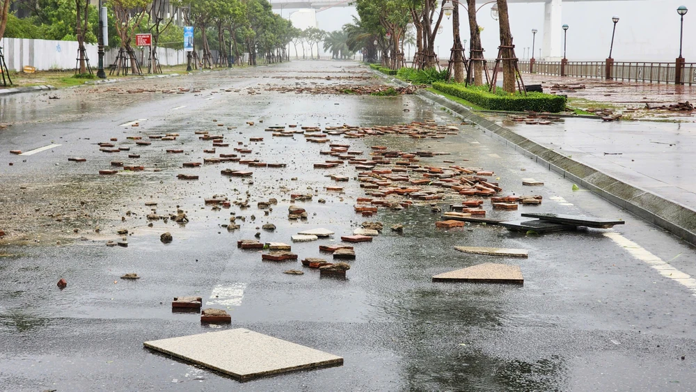 Bão Trà Mi giận dữ tràn vào Đà Nẵng, gây thiệt hại đáng kể