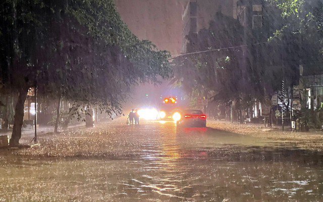 Miền Trung tiếp tục hứng chịu mưa lớn kéo dài do hoàn lưu bão suy yếu