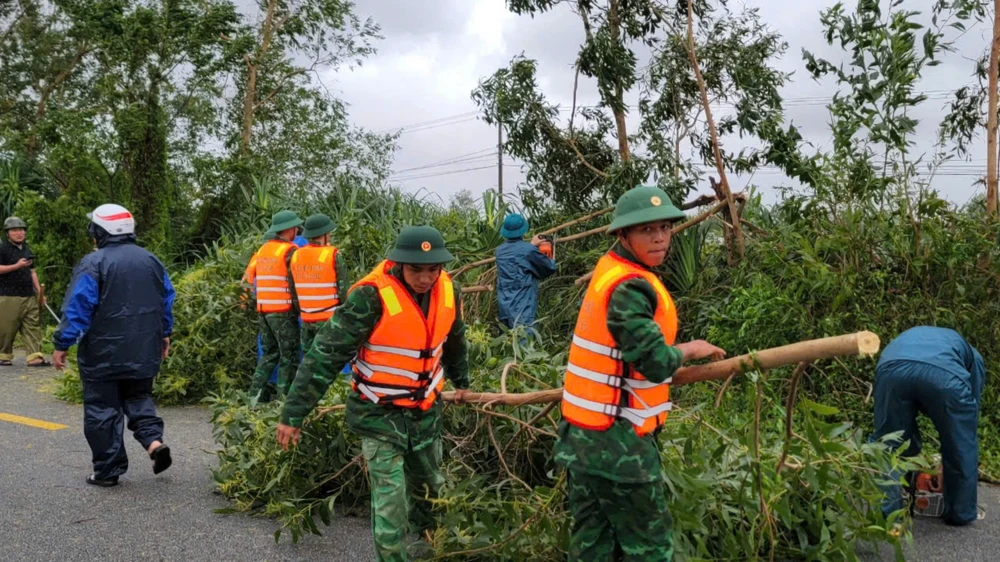 Sáng cùng ngày, theo ghi nhận tại Thuận An gió giật mạnh nhất cấp 9, tại Huế gió giật mạnh nhất cấp 8.