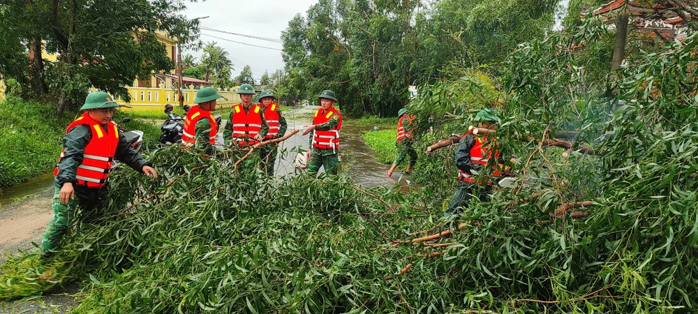 Lực lượng Bộ đội Biên phòng hỗ trợ cắt những cây bị đổ gãy.