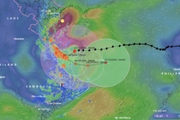 Bão Trà Mi chuẩn bị đổ bộ đất liền miền Trung, đỉnh điểm mưa gió trong ngày và đêm nay
