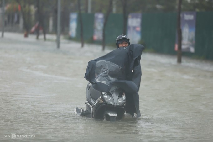 Bão Trà Mi vào Thừa Thiên Huế - Đà Nẵng - 18