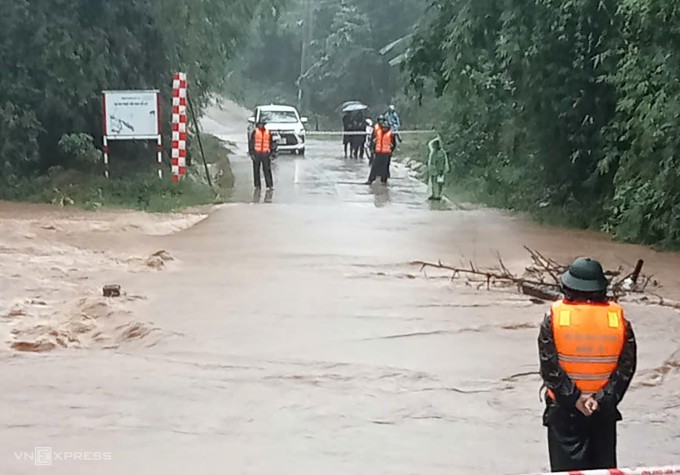 Bão Trà Mi vào Thừa Thiên Huế - Đà Nẵng - 3