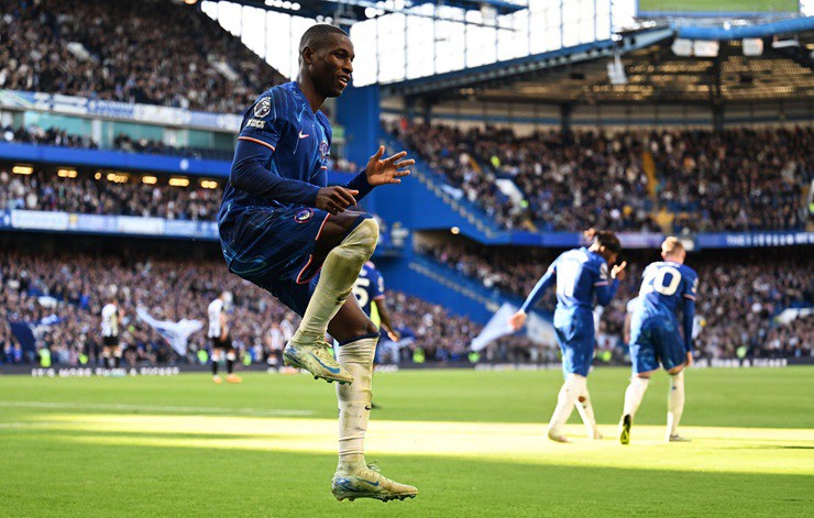 Jackson ăn mừng bàn mở tỷ số cho Chelsea