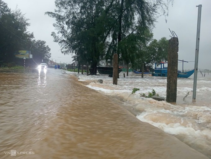 Bão Trà Mi vào Thừa Thiên Huế - Đà Nẵng - 5