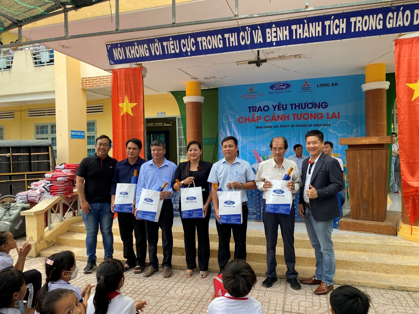 Ông Phạm Ngọc Thân trao tặng những phần quà dành cho các em nhỏ trong Chương trình