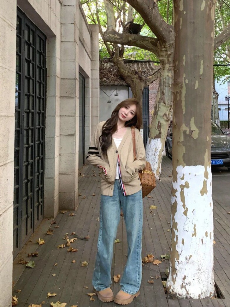 Những chiếc áo cardigan màu nâu cũng dễ dàng giúp các nàng tạo phong cách layering, với một chiếc áo quây nhỏ nhắn kết hợp với quần jeans và giày đế cao sẽ tạo nên một trang phục hài hòa và đẹp mắt.