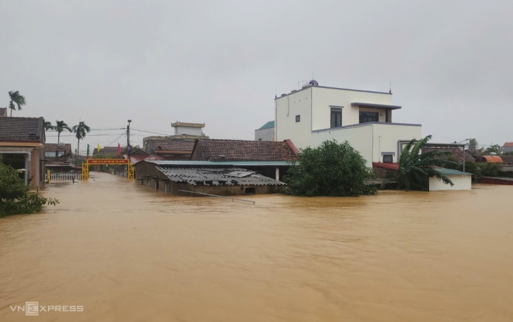 Trên sông Kiến Giang, đoạn qua xã Lộc Thủy và An Thủy, huyện Lệ Thủy, nước lũ dâng cao tới nóc nhà.