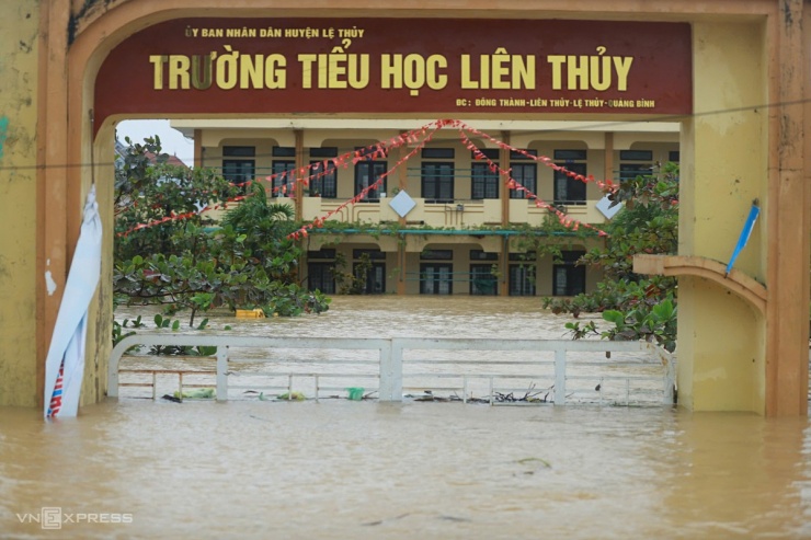 Nước tràn vào khuôn viên trường Tiểu học Liên Thủy gây ngập hơn nửa mét. Hôm nay, tất cả học sinh huyện Lệ Thủy nghỉ học để đảm bảo an toàn.