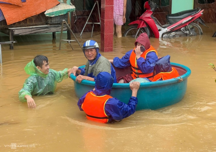 Những chiếc mủng lớn được mang ra sử dụng làm vật dụng di chuyển trong thời điểm ngập lụt. Ảnh: Nguyễn Chiến