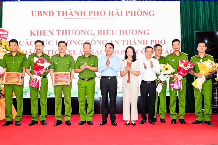 Lãnh đạo UBND TP, Công an TP Hải Phòng và quận Lê Chân biểu dương lực lượng phá án. Ảnh: Công an TP Hải Phòng