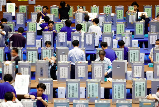 Trung tâm kiểm phiếu ở Tokyo. (Ảnh: Reuters)