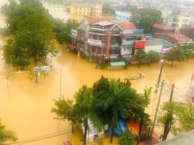 Lũ lớn sau bão số 6 ở Quảng Bình: "Nước lũ lên quá nhanh, không kịp trở tay..." - 5