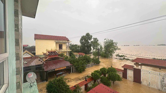 Lũ lớn sau bão số 6 ở Quảng Bình: "Nước lũ lên quá nhanh, không kịp trở tay..." - 10