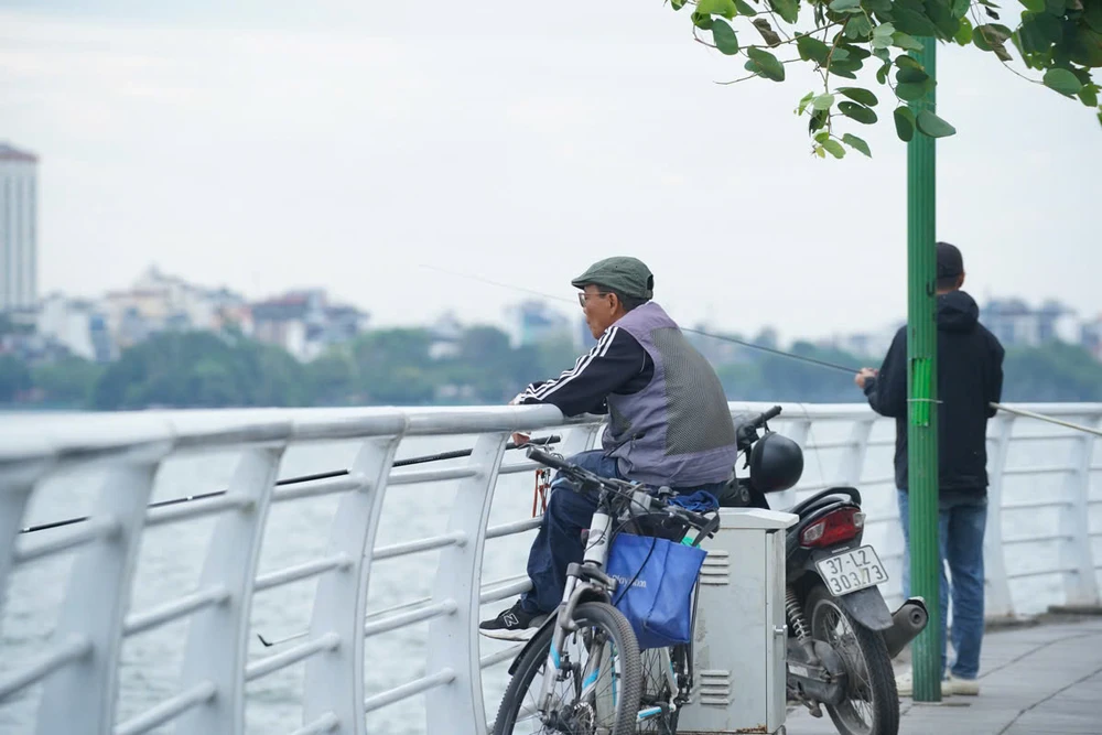 Không khí lạnh tràn về, Hà Nội chìm trong rét ngọt