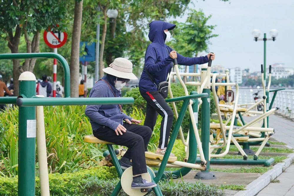 Không khí lạnh tràn về, Hà Nội chìm trong rét ngọt