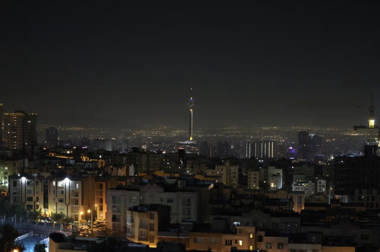 Bầu trời đêm ở thủ đô Tehran, Iran trong ngày Israel giáng đòn tập kích. Ảnh: WSJ.