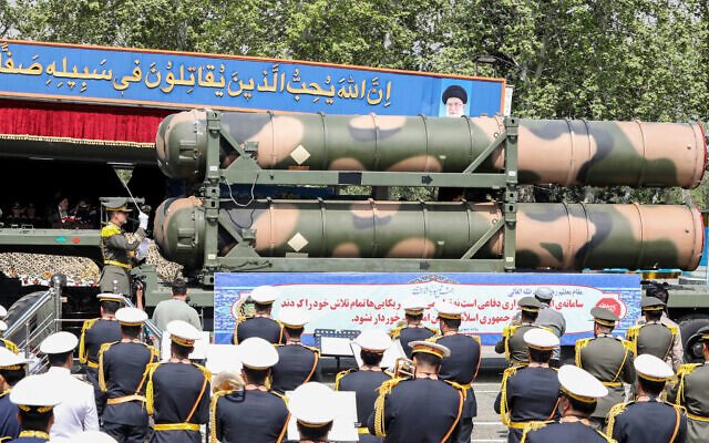 Thành phần tổ hợp phòng không S-300 của Iran xuất hiện trong một cuộc diễu hành quân sự. Ảnh: AFP.