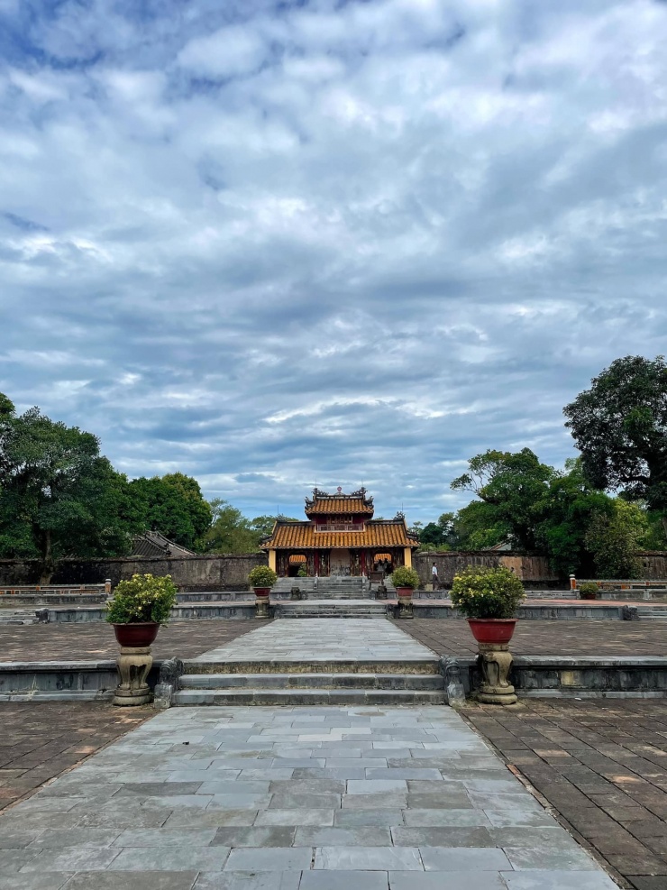 Tham quan di sản Huế.