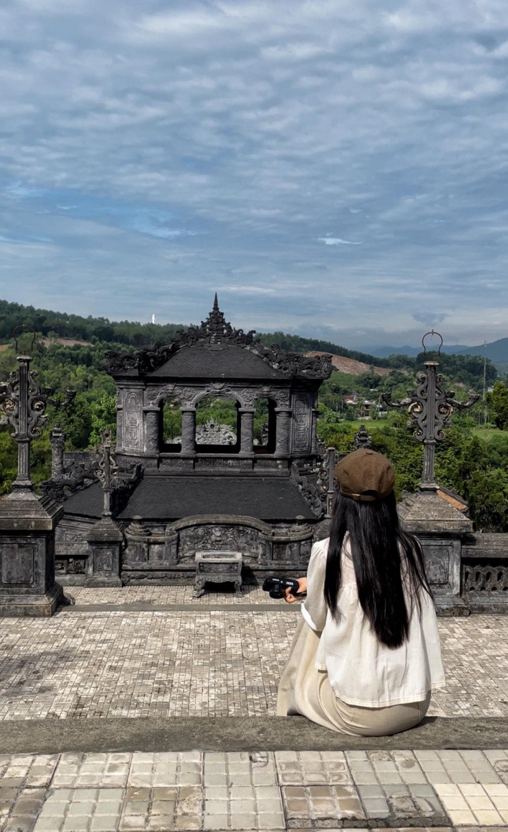 Du khách tham quan lăng tẩm vua Nguyễn.