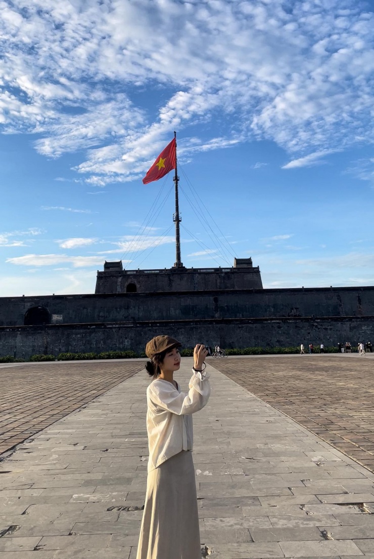 Kỳ đài Huế thấp thoáng phía xa xa.