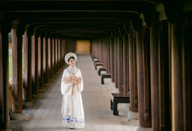 Vào Hoàng cung Huế tham quan, chụp ảnh.