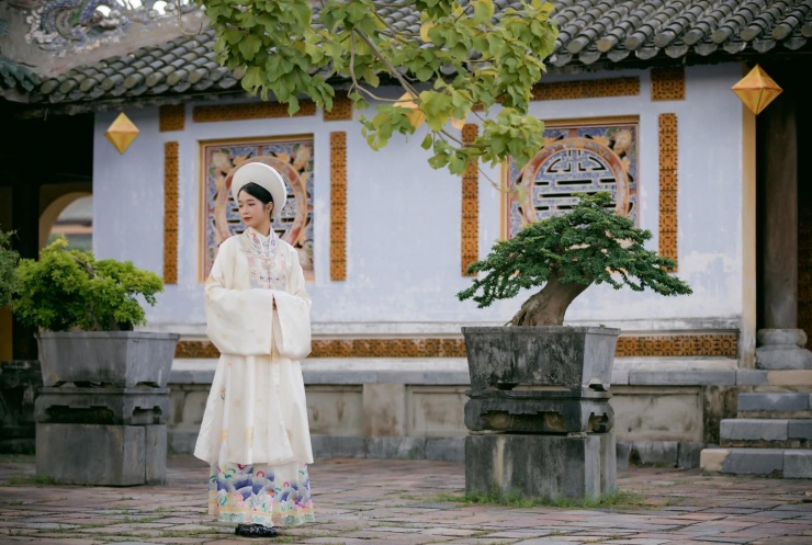 Du khách thích thú diện cổ phục tham quan di tích Huế.