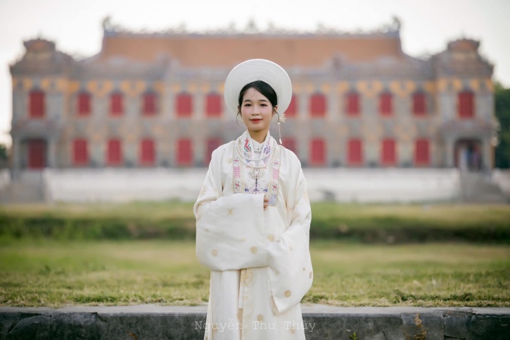 Du khách chiêm ngưỡng những cung điện, đền đài tráng lệ.