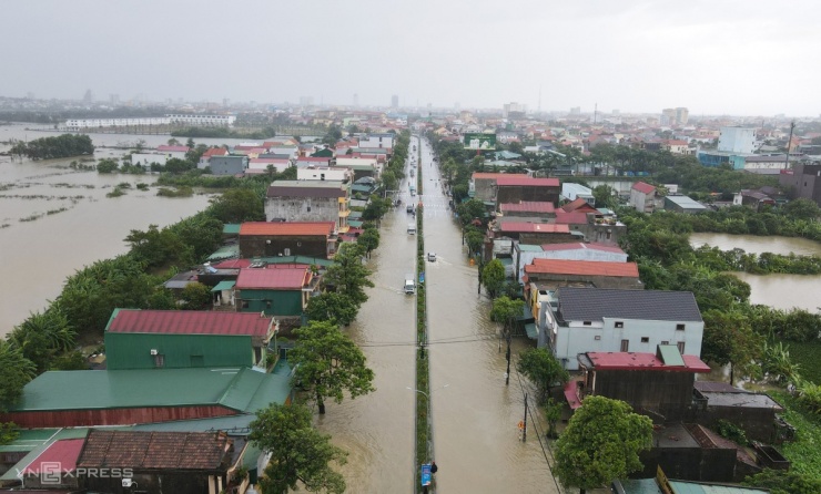 Quốc lộ 1 tê liệt tại Quảng Bình, phương tiện ùn ứ và quay đầu do ngập sâu