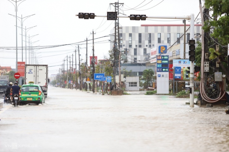 Quốc lộ 1 tê liệt tại Quảng Bình, phương tiện ùn ứ và quay đầu do ngập sâu