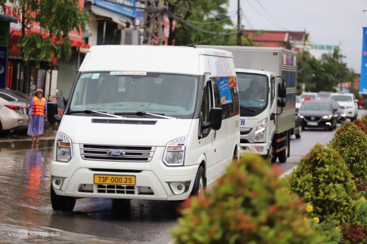 Quốc lộ 1 tê liệt tại Quảng Bình, phương tiện ùn ứ và quay đầu do ngập sâu