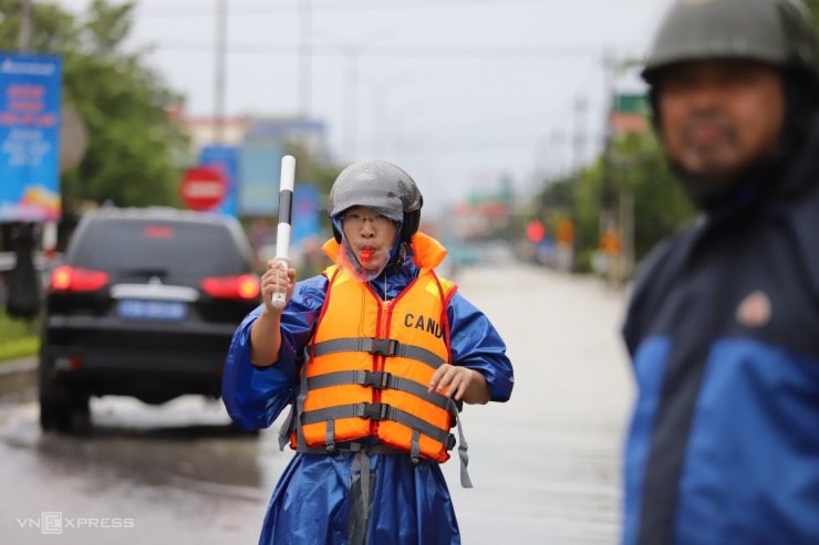 Quốc lộ 1 tê liệt tại Quảng Bình, phương tiện ùn ứ và quay đầu do ngập sâu