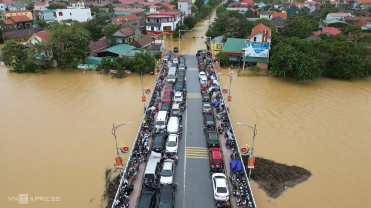 Quốc lộ 1 tê liệt tại Quảng Bình, phương tiện ùn ứ và quay đầu do ngập sâu