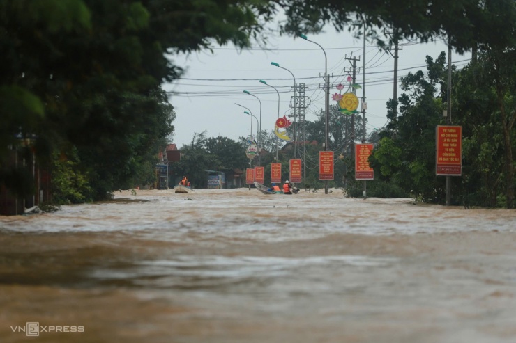 Quốc lộ 1 tê liệt tại Quảng Bình, phương tiện ùn ứ và quay đầu do ngập sâu