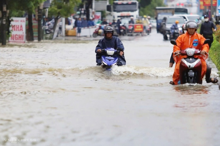 Quốc lộ 1 tê liệt tại Quảng Bình, phương tiện ùn ứ và quay đầu do ngập sâu