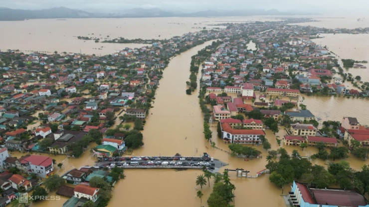 Quốc lộ 1 tê liệt tại Quảng Bình, phương tiện ùn ứ và quay đầu do ngập sâu