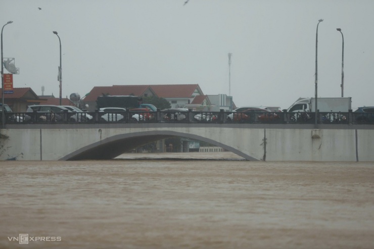 Quốc lộ 1 tê liệt tại Quảng Bình, phương tiện ùn ứ và quay đầu do ngập sâu