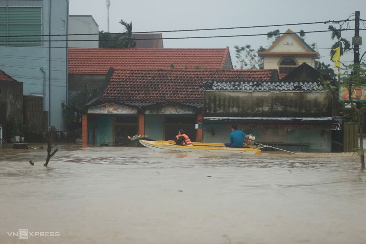 Quốc lộ 1 tê liệt tại Quảng Bình, phương tiện ùn ứ và quay đầu do ngập sâu