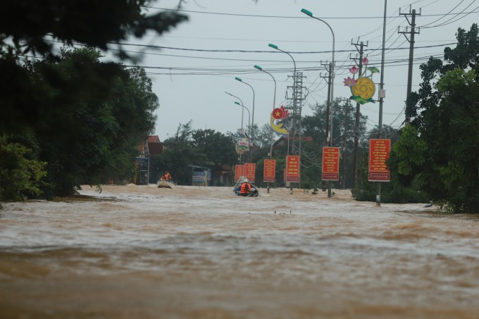 Quảng Bình đề nghị các đoàn cứu hộ tạm dừng vào vùng lũ do nước sông Kiến Giang dâng cao