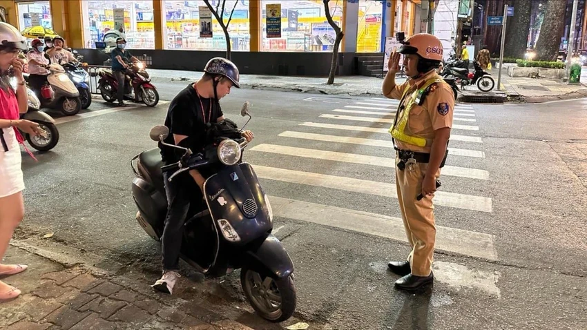 Cảnh sát giao thông đang thực hiện nhiệm vụ. Ảnh: TN