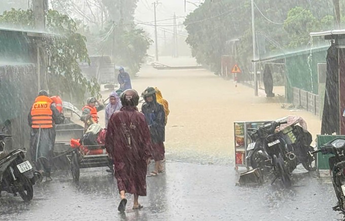 Lũ lụt kinh hoàng ở Quảng Bình: Nước sông Kiến Giang tràn vào khu dân cư giữa đêm, đe dọa tái hiện trận lụt lịch sử 2020