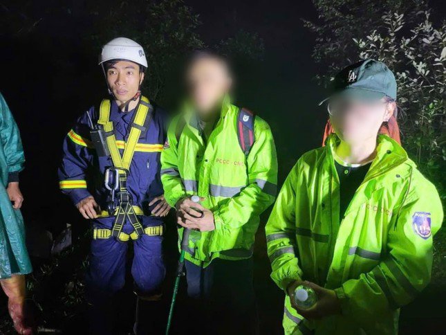 Lực lượng chức năng tìm thấy 2 du khách ở khu vực rừng già và toàn vực sâu.