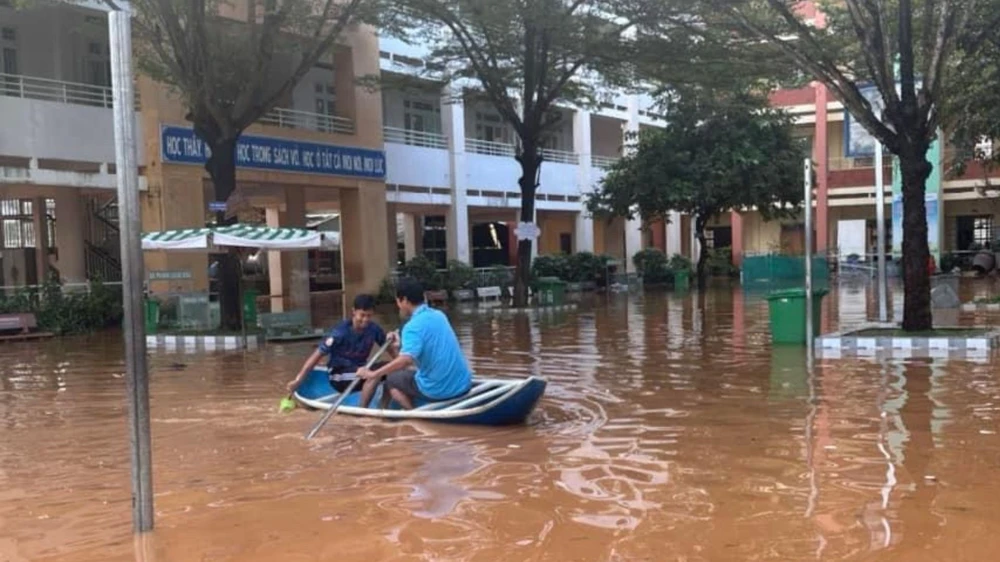 Giáo viên Trường THCS Phước Tân 1 phải di chuyển bằng xuồng vào trường để kê cao đồ dùng dạy học. Ảnh: PT.