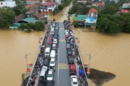 Quốc lộ 1 tê liệt tại Quảng Bình, phương tiện ùn ứ và quay đầu do ngập sâu