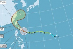 Bão Kong-rey vào giai đoạn tăng cấp dữ dội, dự báo đường đi phức tạp