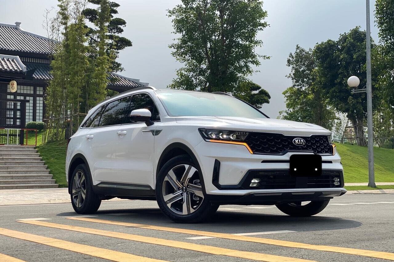 KIA Sorento có&nbsp;thiết kế hơi vuông vức, nam tính nhưng cũng không kém phần thời trang.